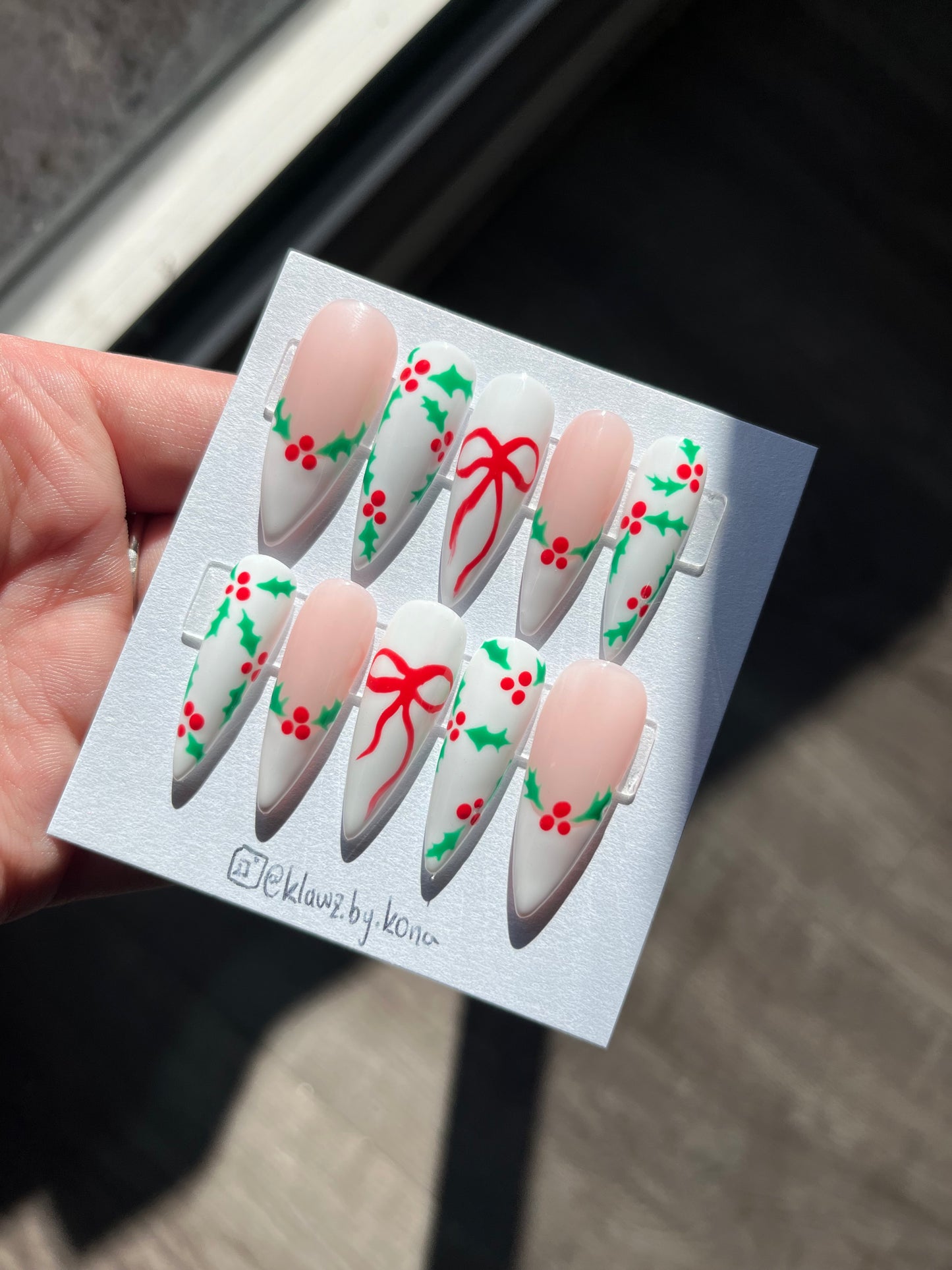 Minimal Holly Nails