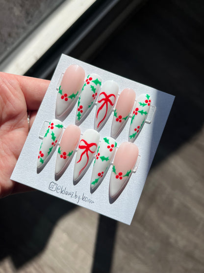 Minimal Holly Nails